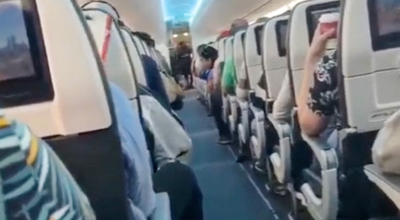 Dos pasajeros protagonizan una acalorada discusión multilingüe Dos pasajeros protagonizan una acalorada discusión multilingüe