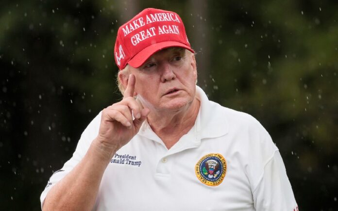 Trump, desafiante y con el ceño fruncido en su primera foto policial