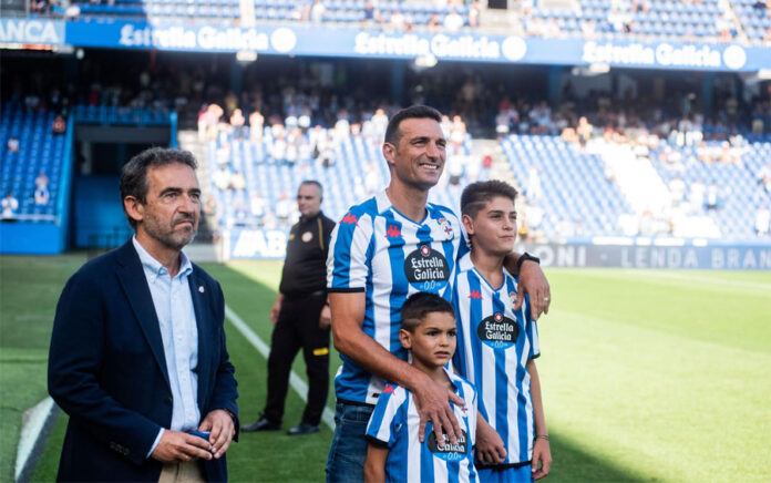 Scaloni recibe la insignia de oro y brillantes del Deportivo de La Coruña Scaloni recibe la insignia de oro y brillantes del Deportivo de La Coruña