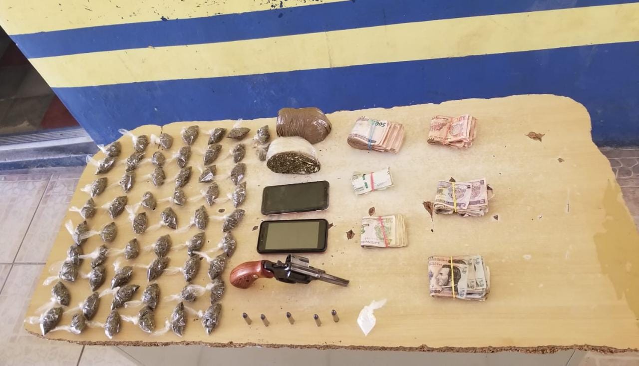 Agentes de investigación y prevención arrestan pareja en poder de droga y arma de fuego en El Paraíso