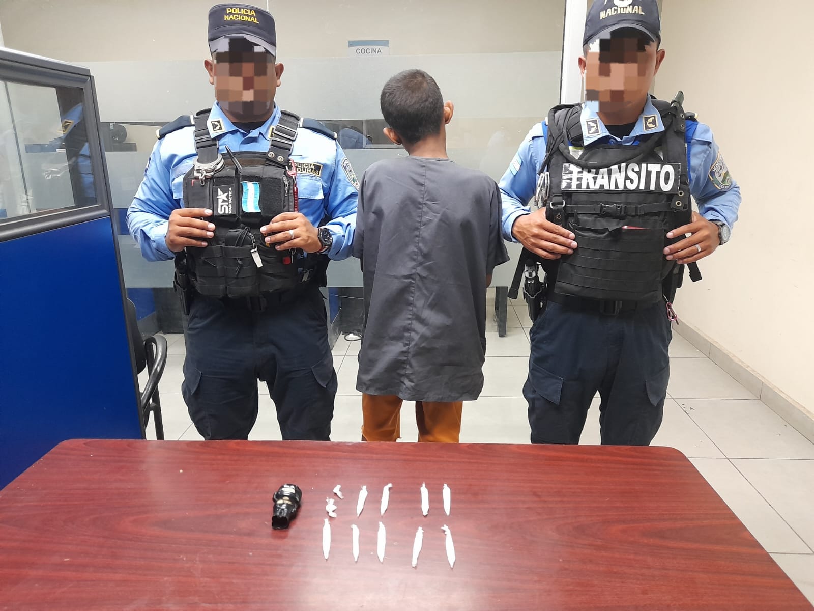 Aprehenden a menor de 14 años que transportaba droga camuflada dentro de un juguete Aprehenden a menor de 14 años que transportaba droga camuflada dentro de un juguete