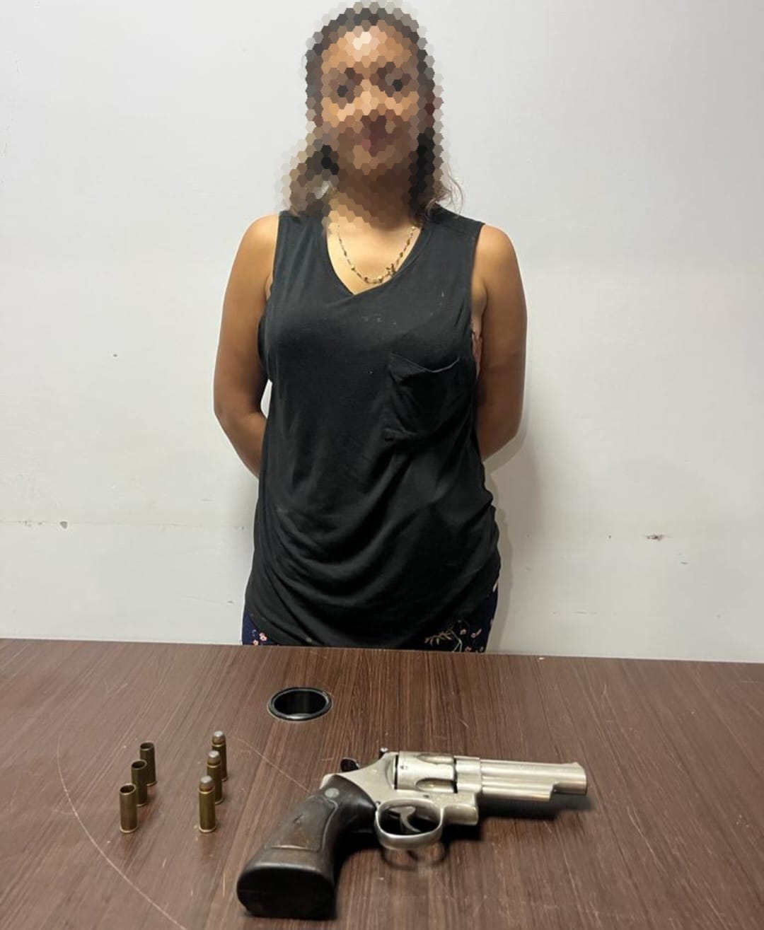 Funcionarios policiales detienen fémina por dispararle a su hermano en Olancho