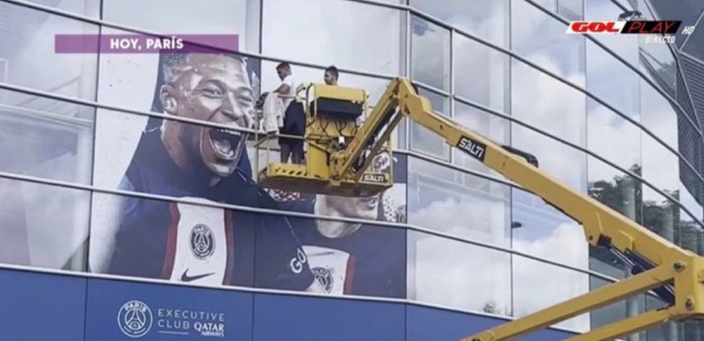 ¡Lo último! Quitan el cartel de Mbappé del parque de los principes