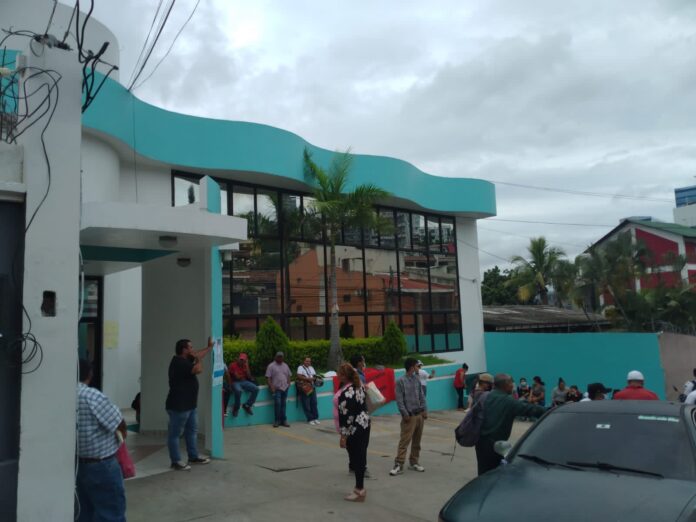 Empleados de INAMI protestan por mejoras salariales