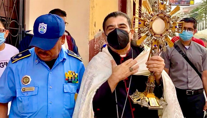 Obispo hondureño pide libertad para Álvarez