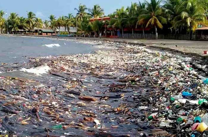 Colapso de biobarda provoca inundación de basura en playa de Omoa Colapso de biobarda provoca inundación de basura en playa de Omoa