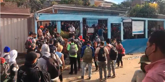 Oficina de Migración se mantiene abarrotada por migrantes en El Paraíso