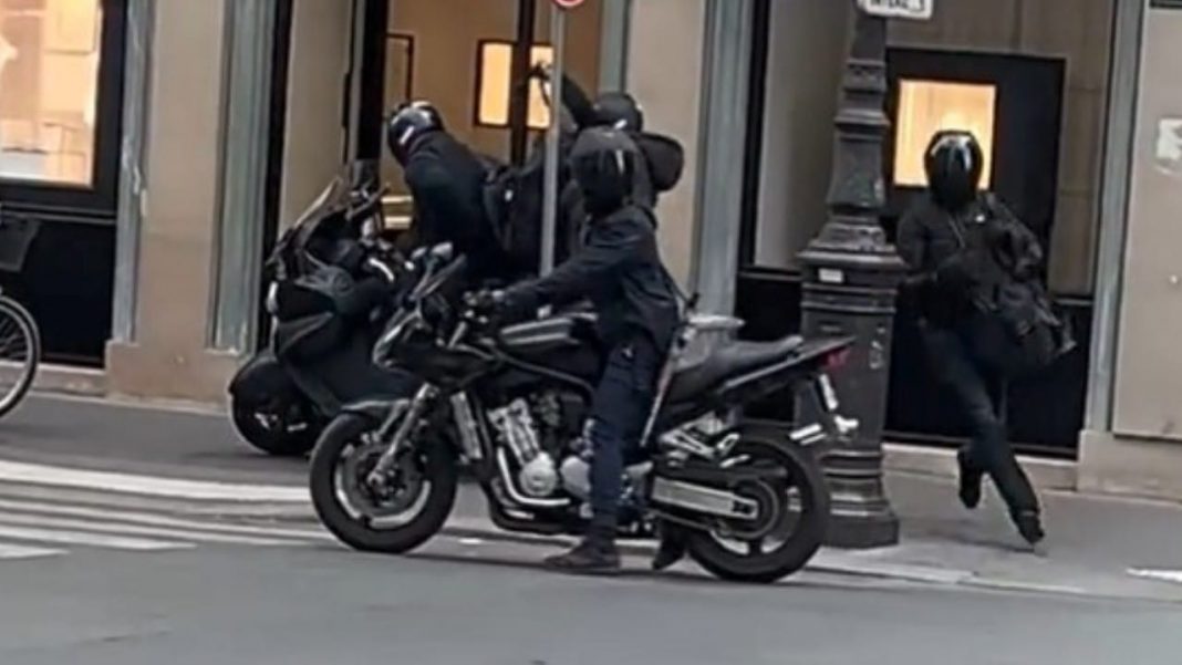 Roban prestigiosa joyería de París a pleno luz del día: más de 10 millones de euros en joyas
