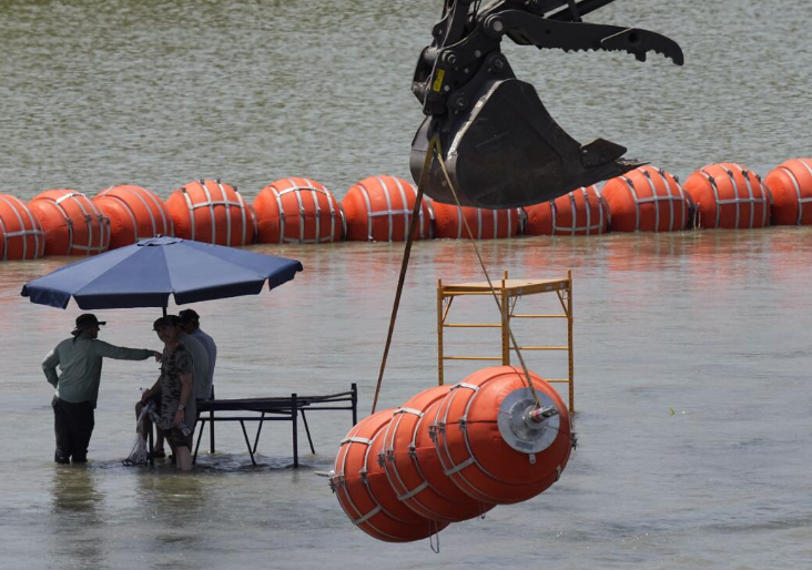 Un juez ordena a Texas (EE.UU.) retirar la barrera de boyas en la frontera con México Un juez ordena a Texas (EE.UU.) retirar la barrera de boyas en la frontera con México