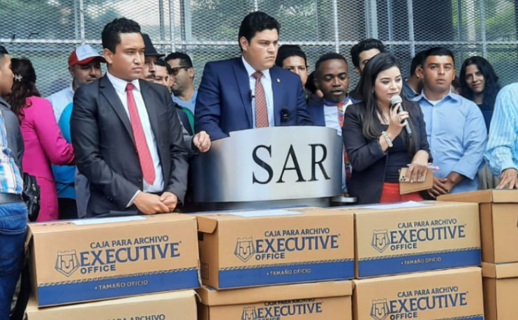 En camión llega el ministro del SAR al MP con supuestas pruebas contra empresarios