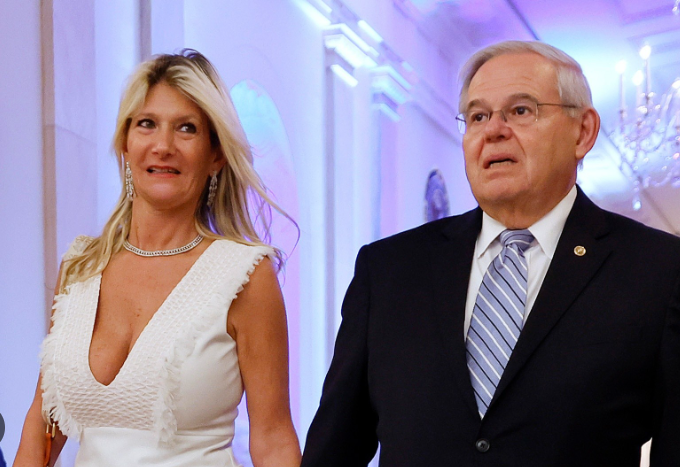 Nueva York acusa de cuantiosos sobornos al senador Bob Menéndez y a su esposa