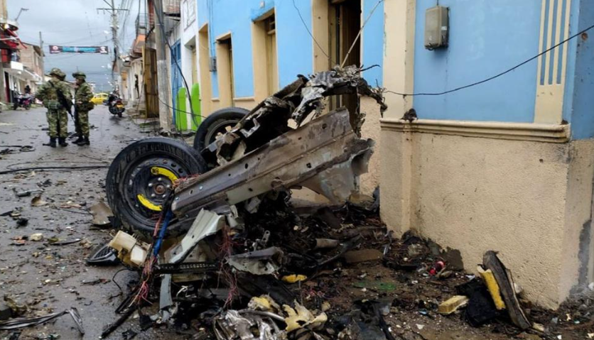 Al menos un muerto y cinco heridos a causa de un atentado con coche bomba en el oeste de Colombia Al menos un muerto y cinco heridos a causa de un atentado con coche bomba en el oeste de Colombia