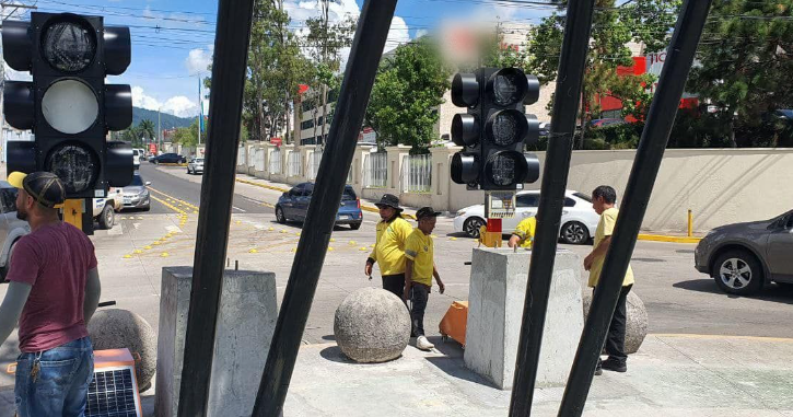 AMDC instala semáforos móviles en puntos de gran afluencia vehicular