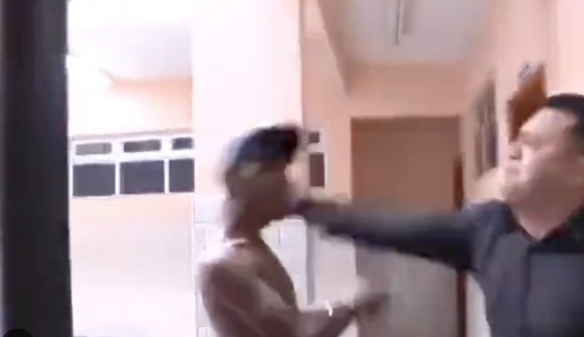 Reportero cachetea a reo en transmisión en vivo tras recibir un escupitajo