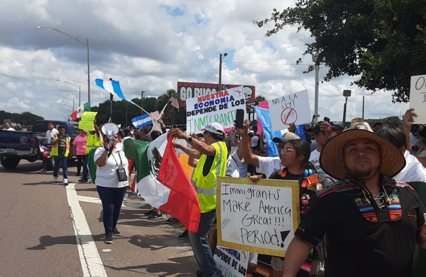 Migrantes hondureños protestan contra ley SB 1718 en Florida, Estados Unidos