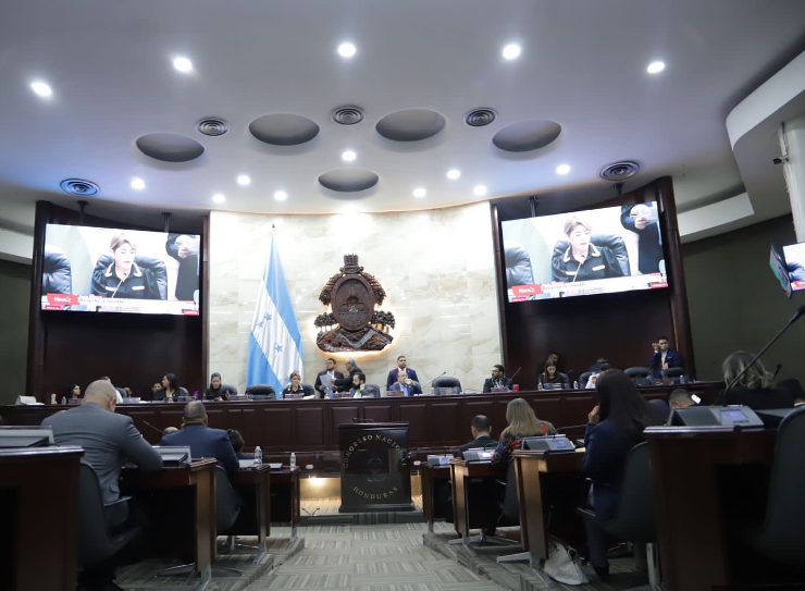 Nombran comisión especial para investigar a exfiscales general y adjunto