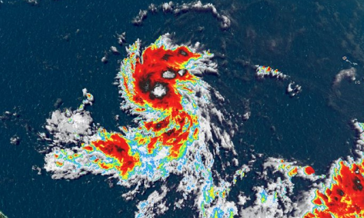 Lee se intensifica y se convierte en un “poderoso huracán”