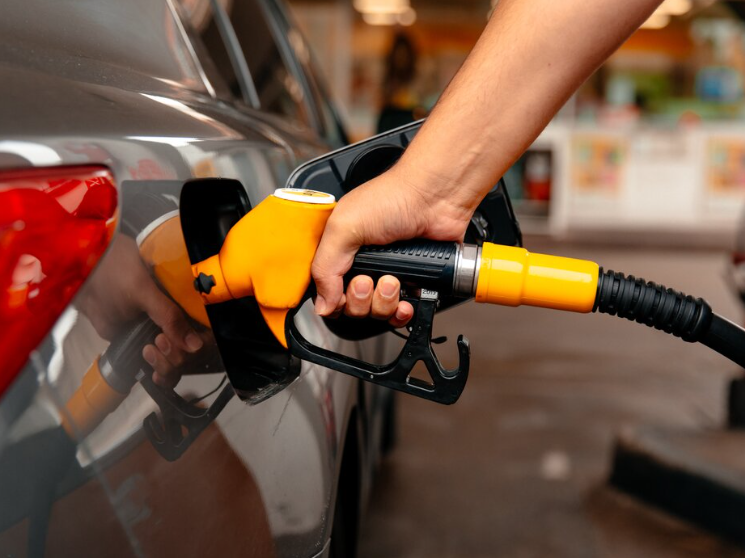 Prevén rebaja a gasolina súper y alzas al resto de carburantes