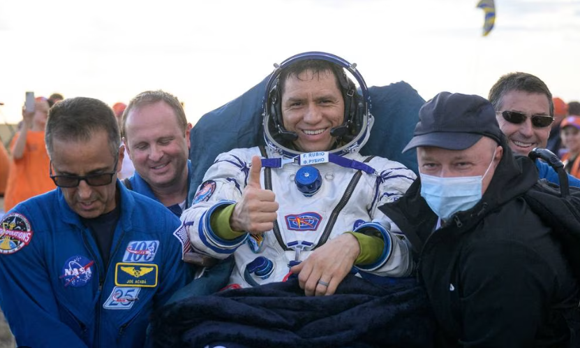 Astronauta salvadoreño Frank Rubio, vuelve a la Tierra con un récord para la NASA