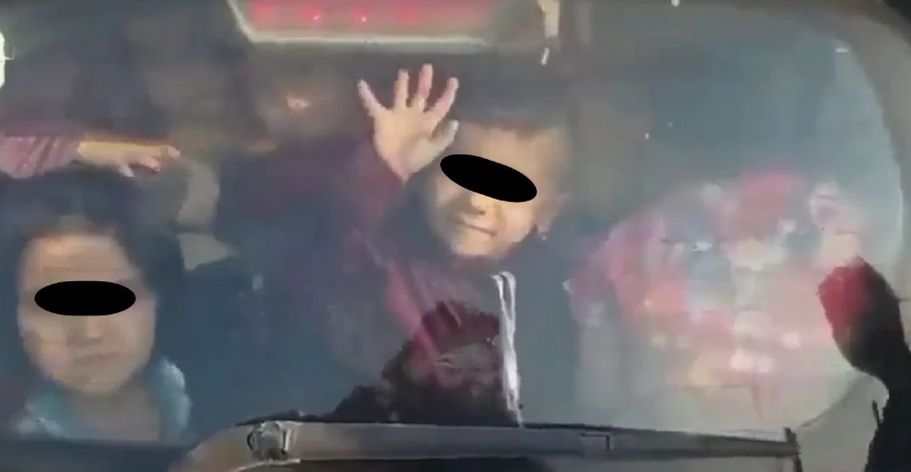 Arrestan a una profesora por llevar 25 niños en un vehículo