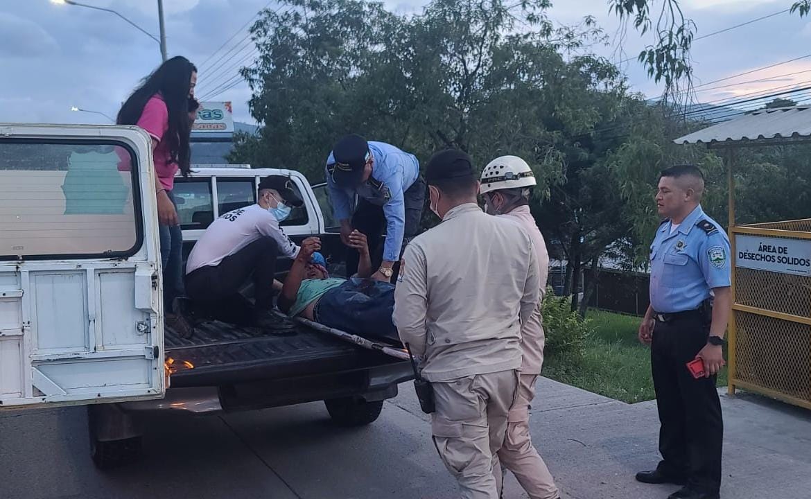 Ciudadano cae de una unidad de trasporte