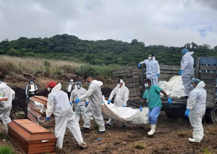 DGMF realiza en la capital inhumación de 21 cadáveres