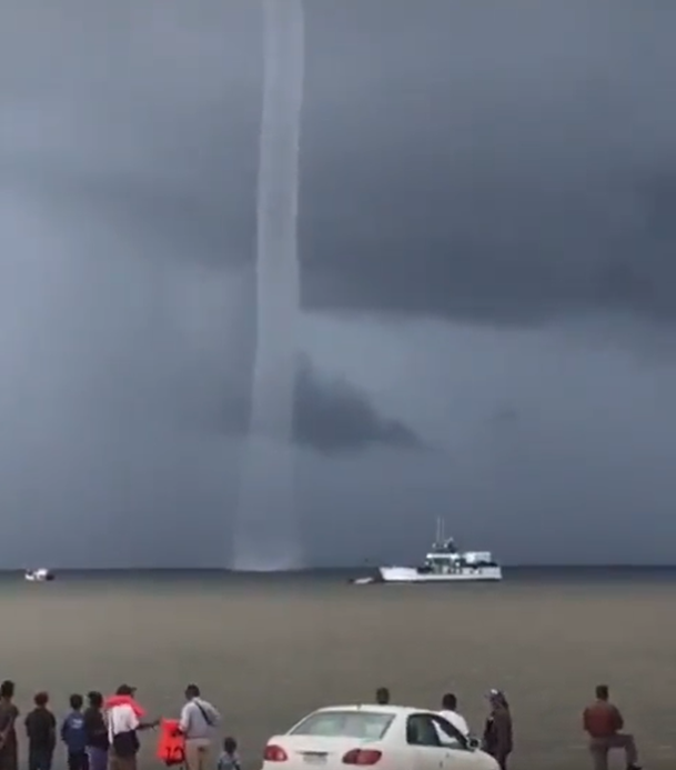Tromba marina es captada sobre la Laguna de Caratasca, Puerto Lempira