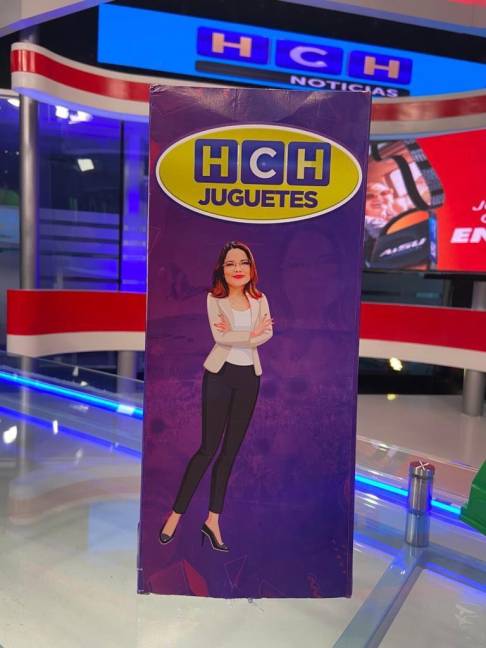 Crean muñeca inspirada en Periodista Ariela Cáceres