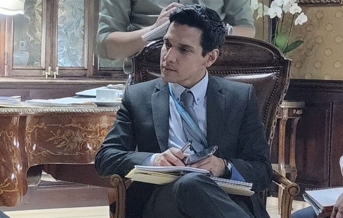 Carlos Estrada subsecretario de Prensa de Casa Presidencial pone a disposición su cargo