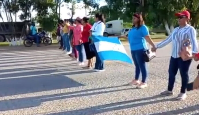 Maestros PROHECO bloquean la CA-13 exigiendo el pago de sus salarios