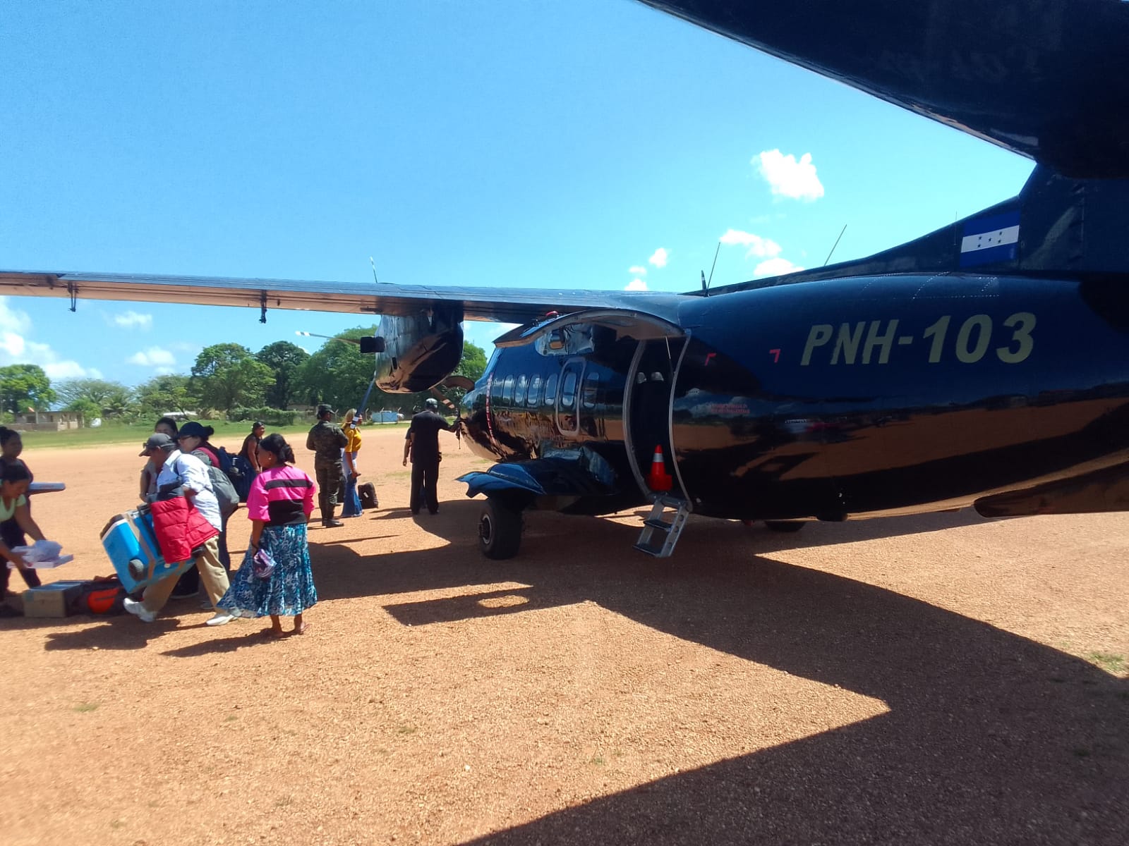UDEP-9 facilita aeronáutica policial a estudiantes de la UNAH para llevar a cabo exámenes de admisión en La Mosquitia