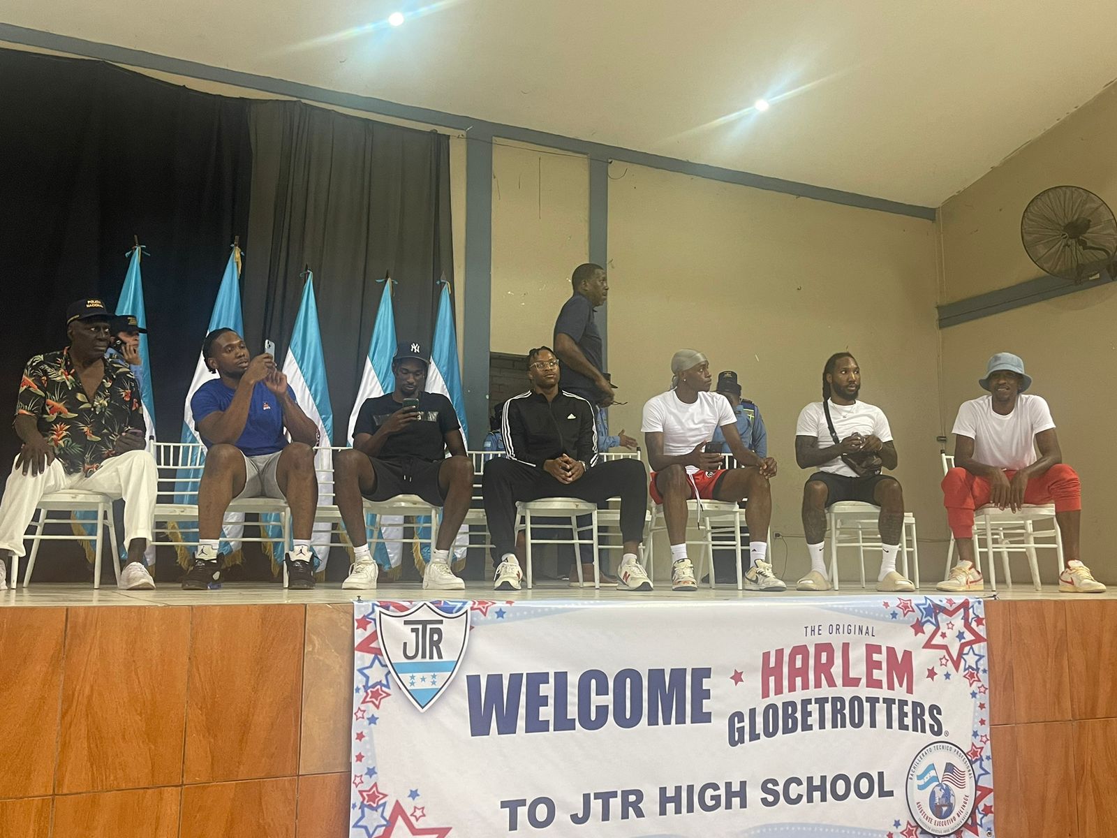 Con algarabía, estudiantes del Instituto JTR recibieron a los “Trotamundos de Harlem” en SPS