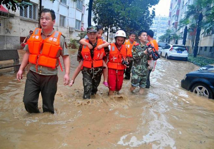 El tifón Haikui deja 294,000 evacuados y graves daños en provincia suroriental china