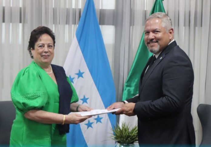 Honduras recibe copias de estilo de las nuevas embajadoras de México y Nicaragua