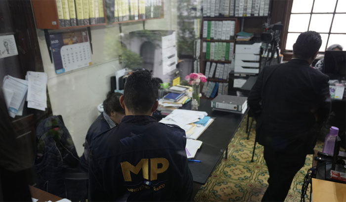 Fiscalía de Guatemala suma 18 horas de cateos a tribunal electoral