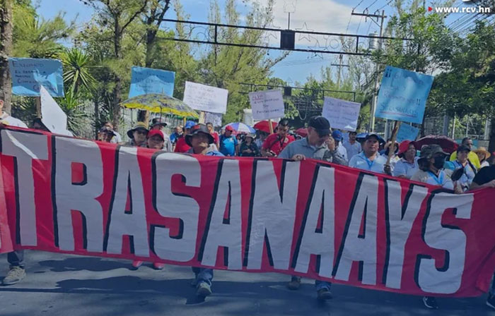Por salarios atrasados empleados del SANAA protestan frente a Casa Presidencial