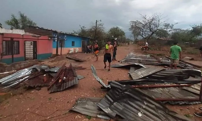 Vientos huracanados afectan 15 viviendas en Yoro