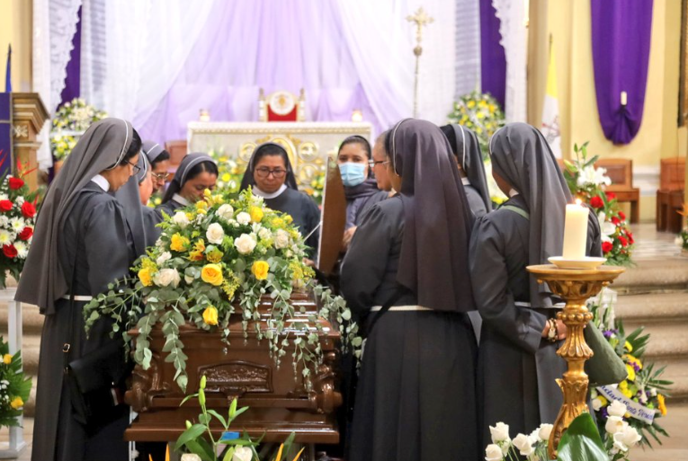 COMAYAGUA: Feligresía da el último adiós a Monseñor Roberto Camilleri