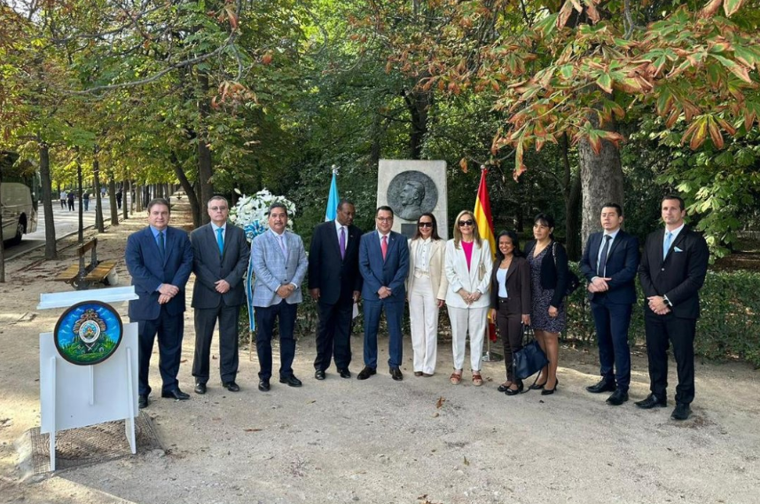 Cuerpo diplomático de Honduras en España coloca ofrenda floral en honor al prócer Francisco Morazán Cuerpo diplomático de Honduras en España coloca ofrenda floral en honor al prócer Francisco Morazán