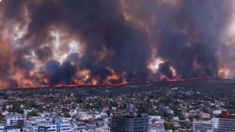 Voraz incendio en Argentina acaba con miles de hectáreas y amenaza a viviendas