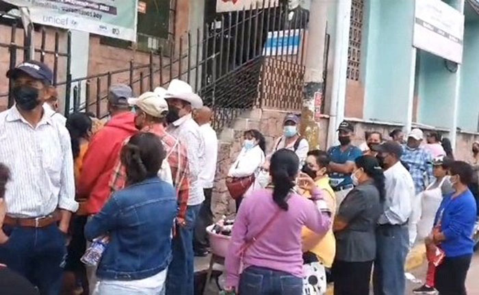 Amanece abarrotado el Centro de Salud Alonso Suazo Amanece abarrotado el Centro de Salud Alonso Suazo