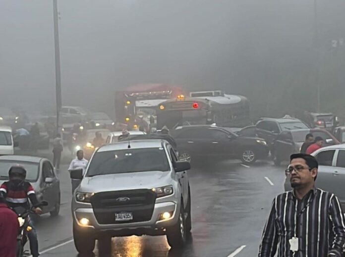 Por poca visibilidad 10 vehículos colisionan en la CA-5 a la altura del Durazno