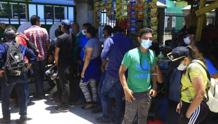 Derechohabientes abarrotan el Seguro Social Derechohabientes abarrotan el Seguro Social