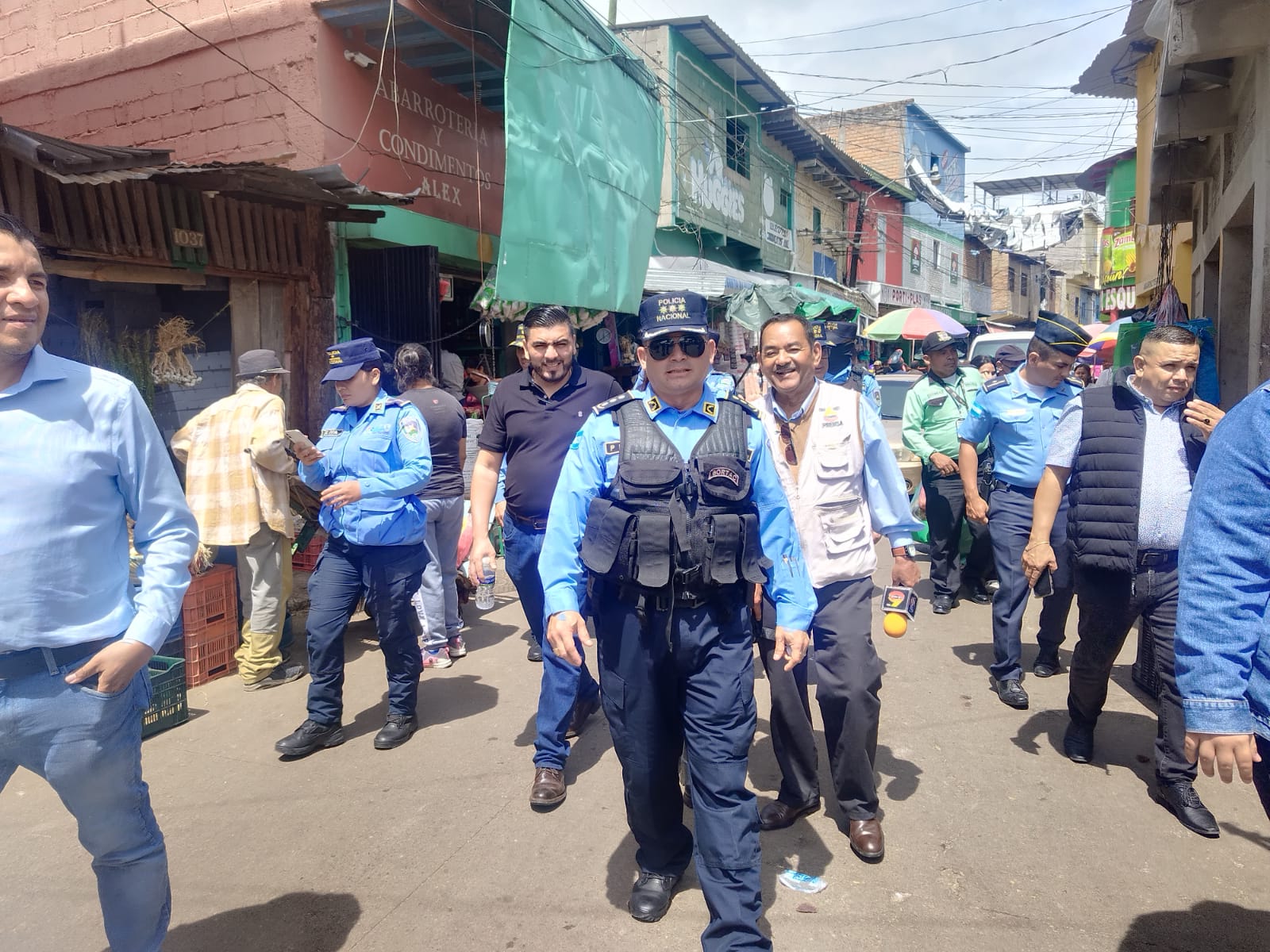 Continúan operaciones policiales de seguridad y prevención en Mercado Zonal Belén Continúan operaciones policiales de seguridad y prevención en Mercado Zonal Belén