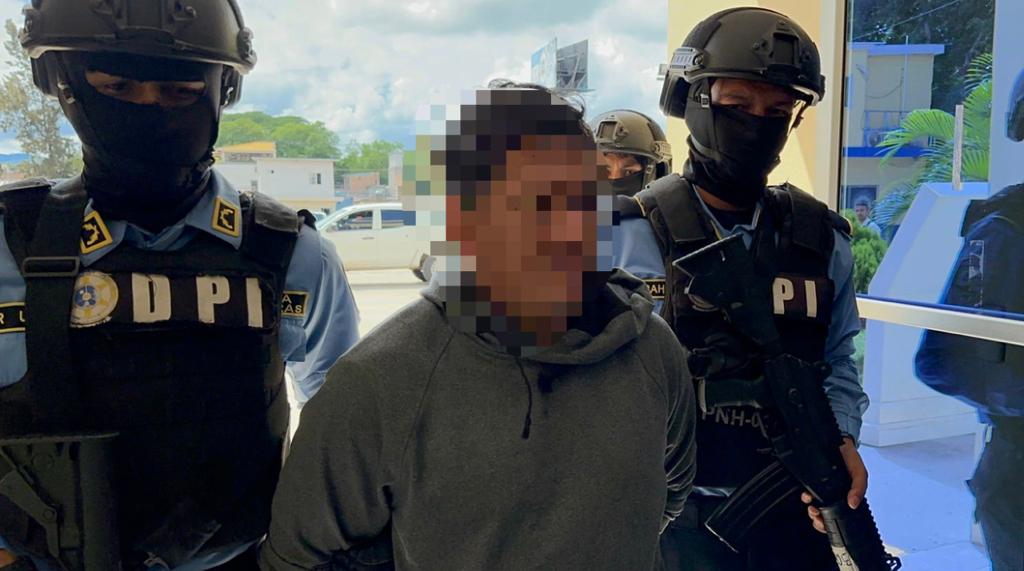 Arrestan a sujeto luego que se viralizara un video cuando despojaba de sus pertenencias a una fémina en la colonia Alemán Arrestan a sujeto luego que se viralizara un video cuando despojaba de sus pertenencias a una fémina en la colonia Alemán