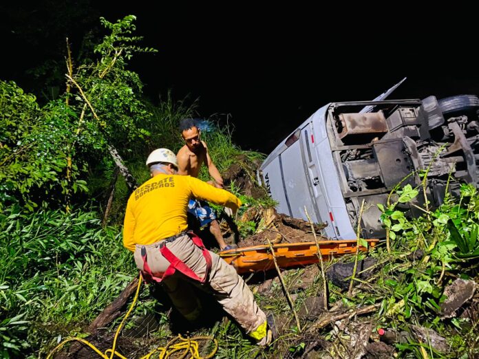 Hondureño y cuatro migrantes muertos en volcamiento de bus en Copán Hondureño y cuatro migrantes muertos en volcamiento de bus en Copán