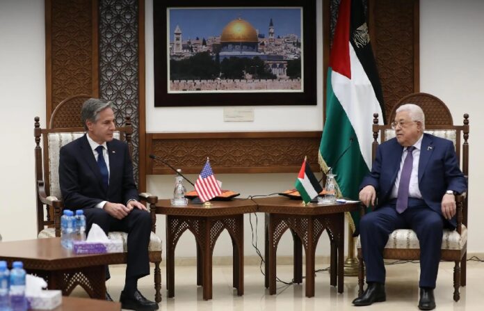 Abás pide a Blinken el fin «inmediato» de la «guerra destructiva» contra Gaza
