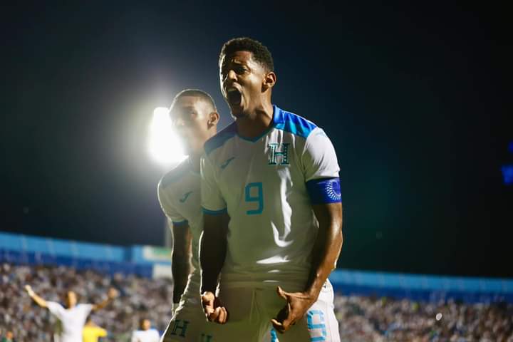 Honduras derrotó 2-0 a México en una noche perfecta en Tegucigalpa