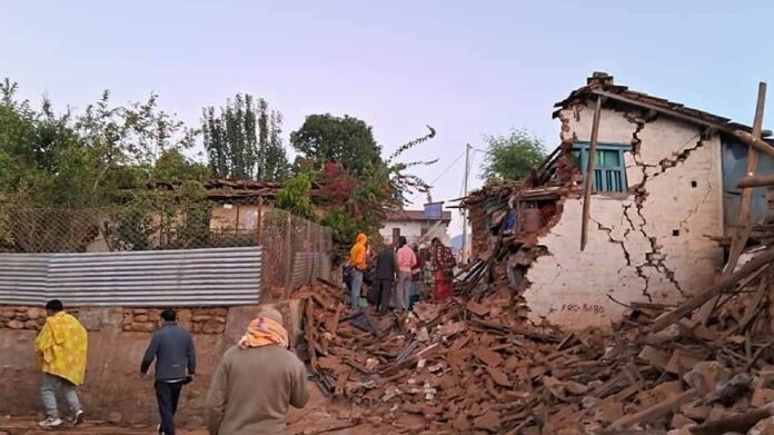 Aumenta a 157 el número de muertos en el terremoto de magnitud 6.4 en Nepal