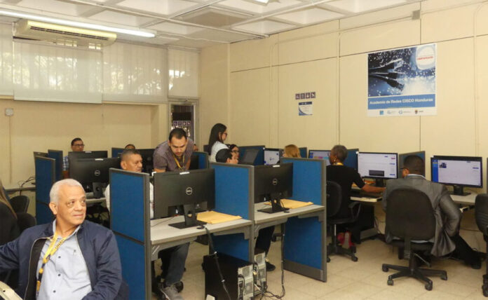 Aplican pruebas a 50 postulantes para 11 cargos en la UNAH